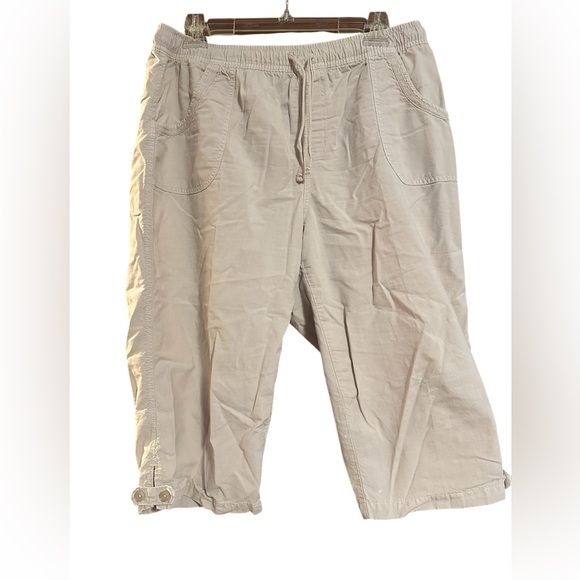 Gloria Vanderbilt Pants - Gloria Vanderbilt Tan Cargo Shorts with Adjustable Waistband